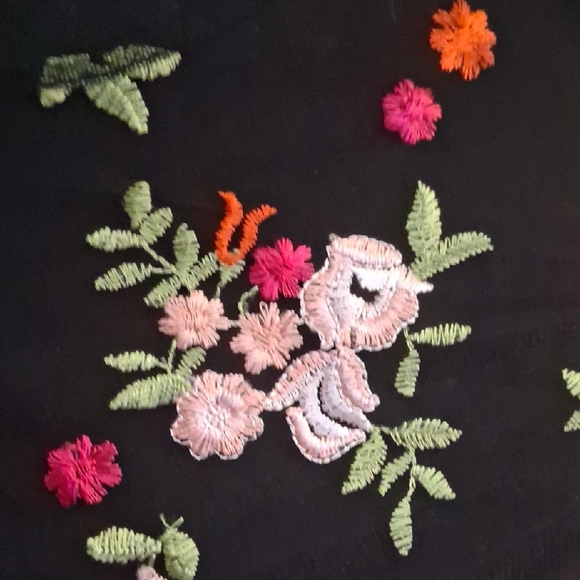 Chic Floral Embroidered Blouse - Picture 4 of 5